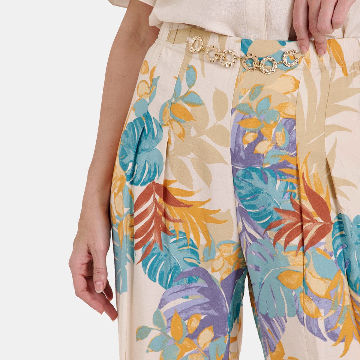 V68842 - Pantalón estampado tropical con cadena en pretina Catalina