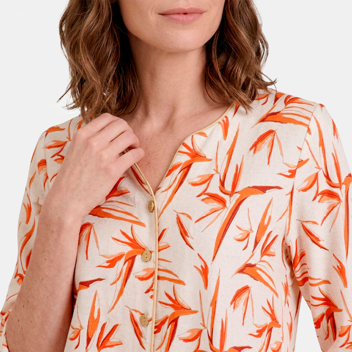 V69102 - Blusa estampada con cuello tipo mao Keisha