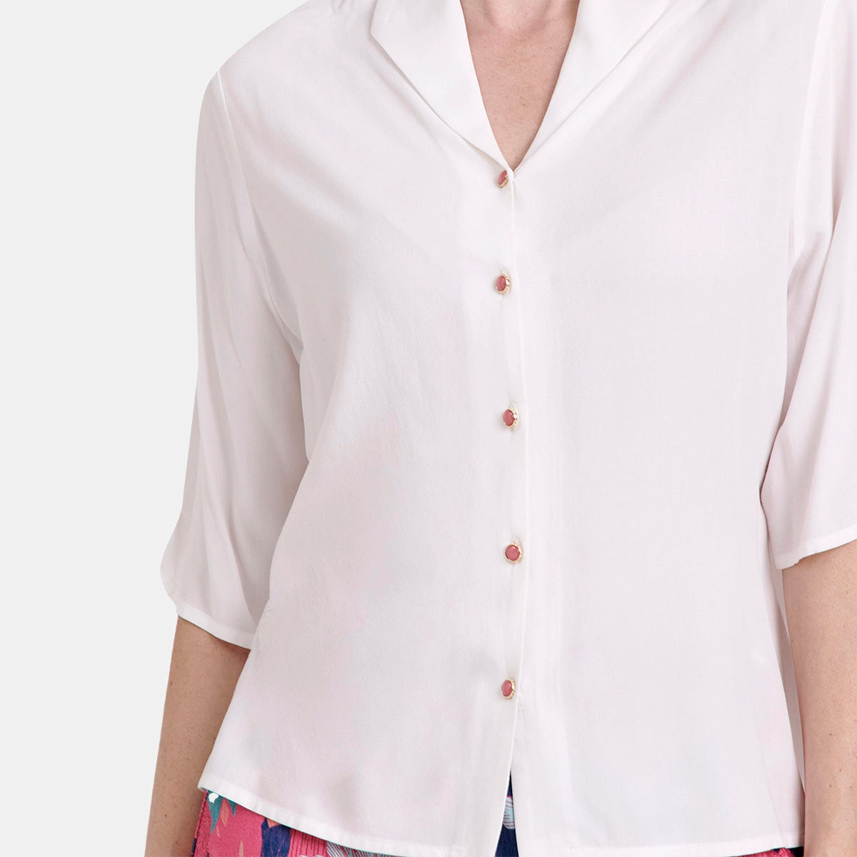 V68702 - Blusa abierta escote V y manga corta Letizia