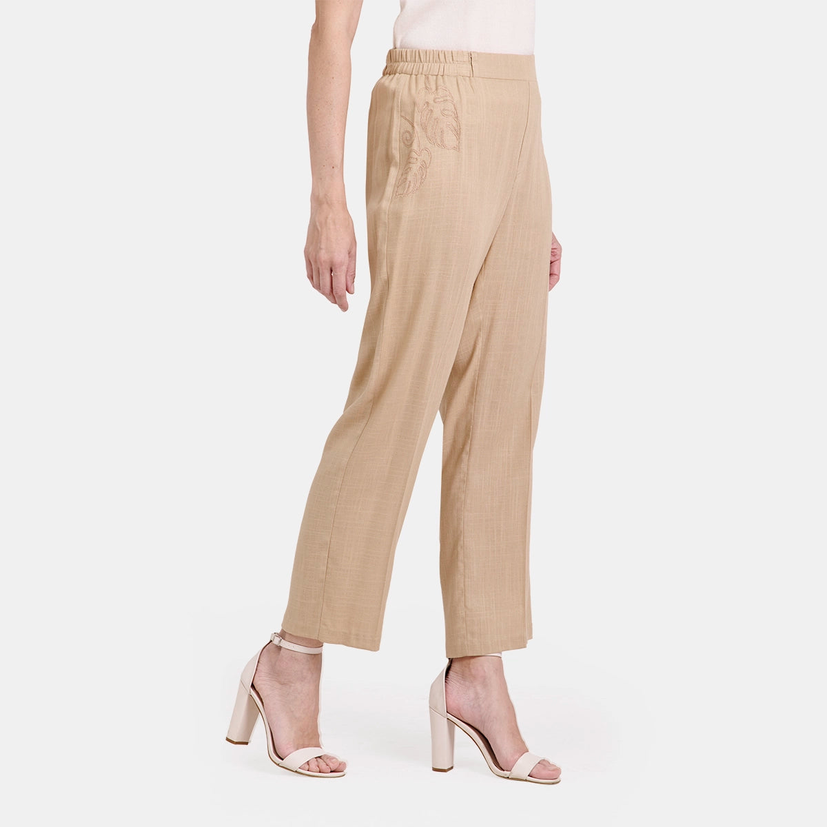V68942 - Pantalón con borado de palmas Catalina