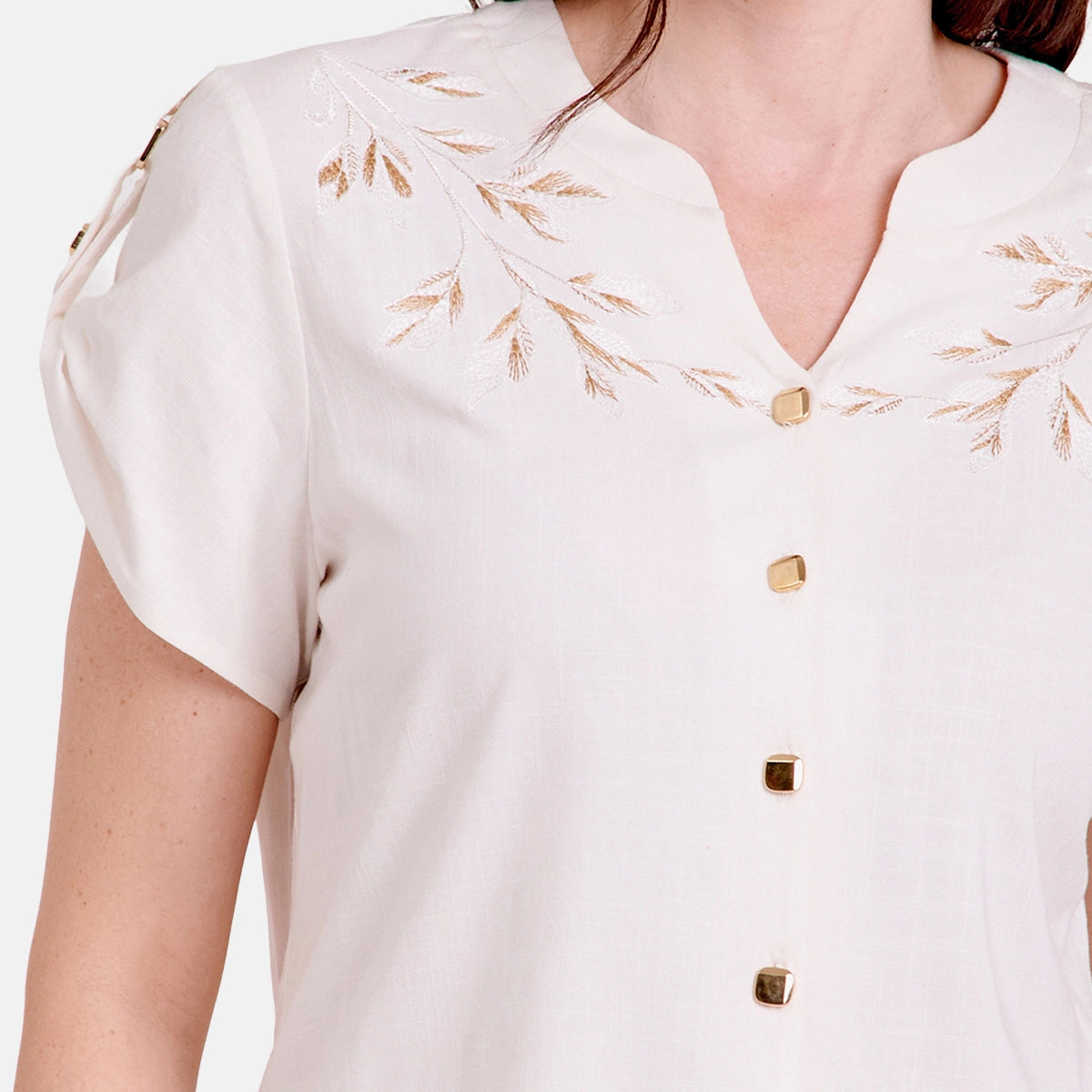 V69002 - Blusa con bordado y botones al frente Keisha