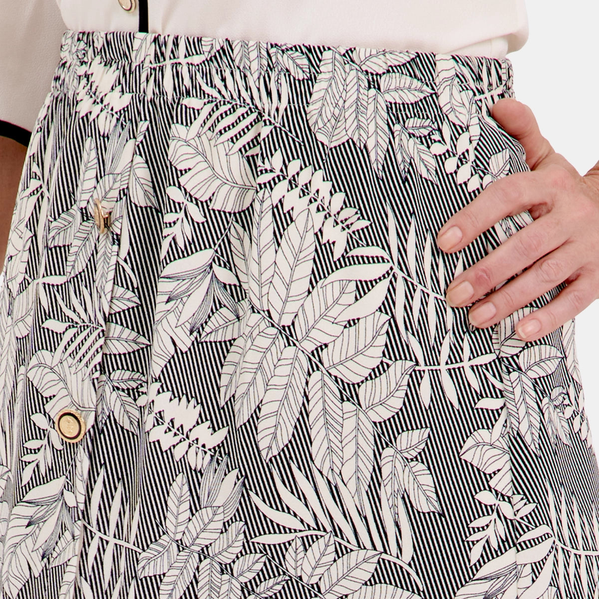 V69122 - Falda estampado tropical con botones al frente Leonor