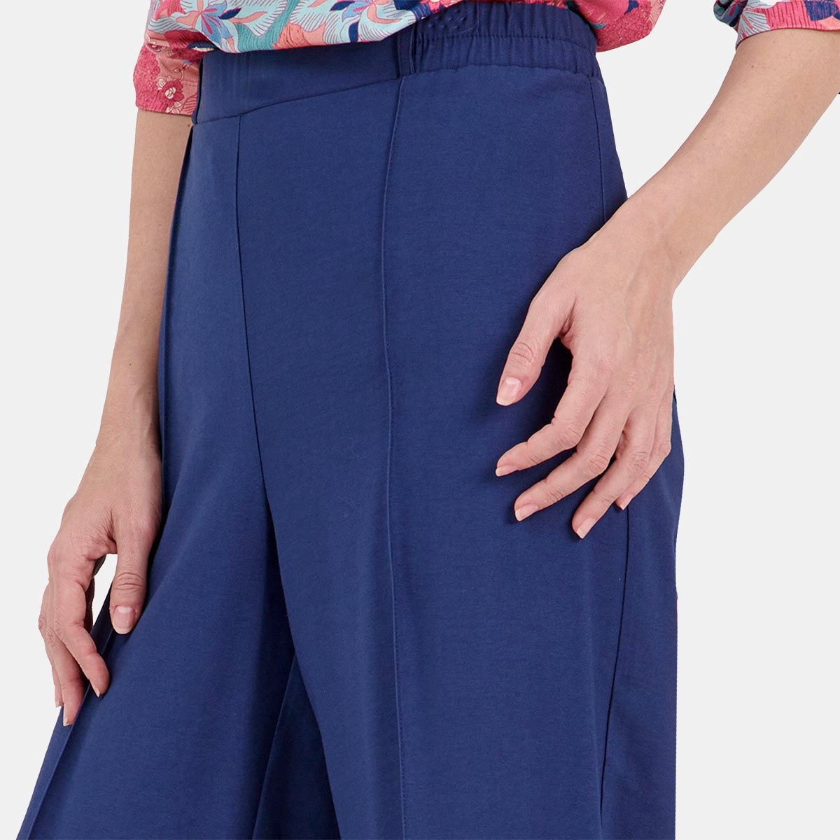V69242 - Pantalon con venturas Letizia