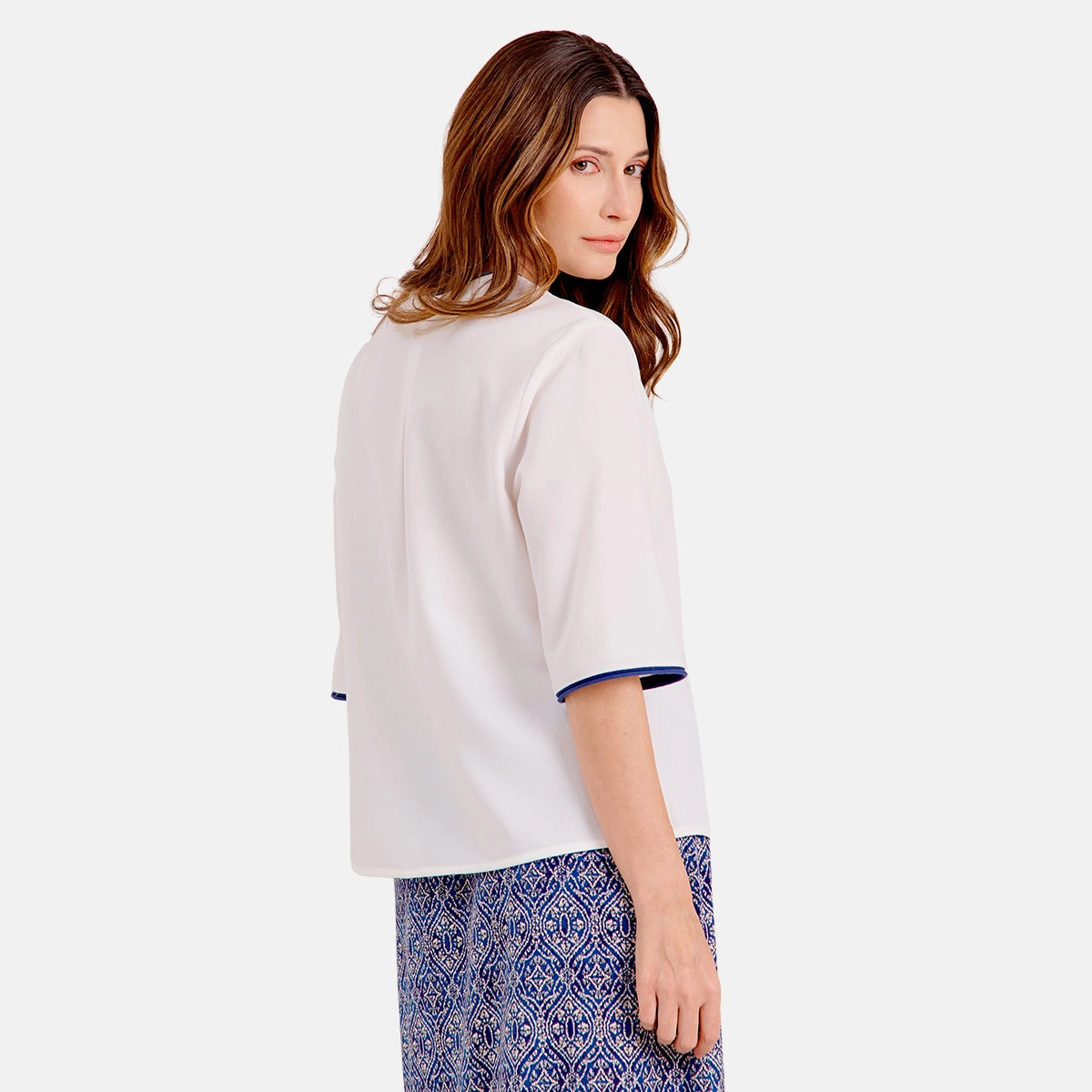 V69602 - Blusa con bordado Reina