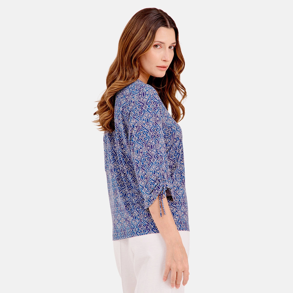 V69702 - Blusa estampada con manga ajustable Reina